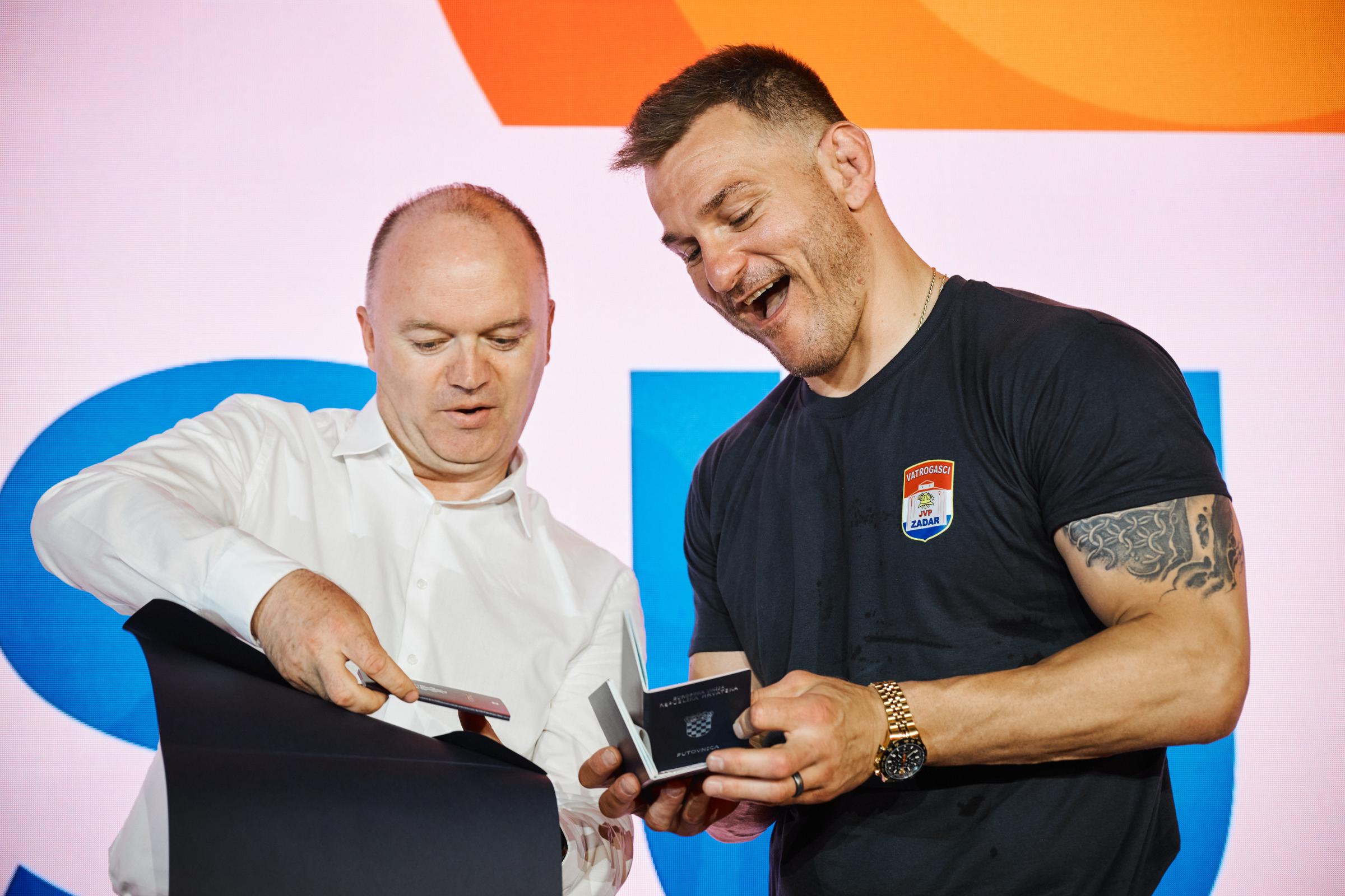 Stipe Miočić službeno primio hrvatsku putovnicu na Sunset Sports Festivalu