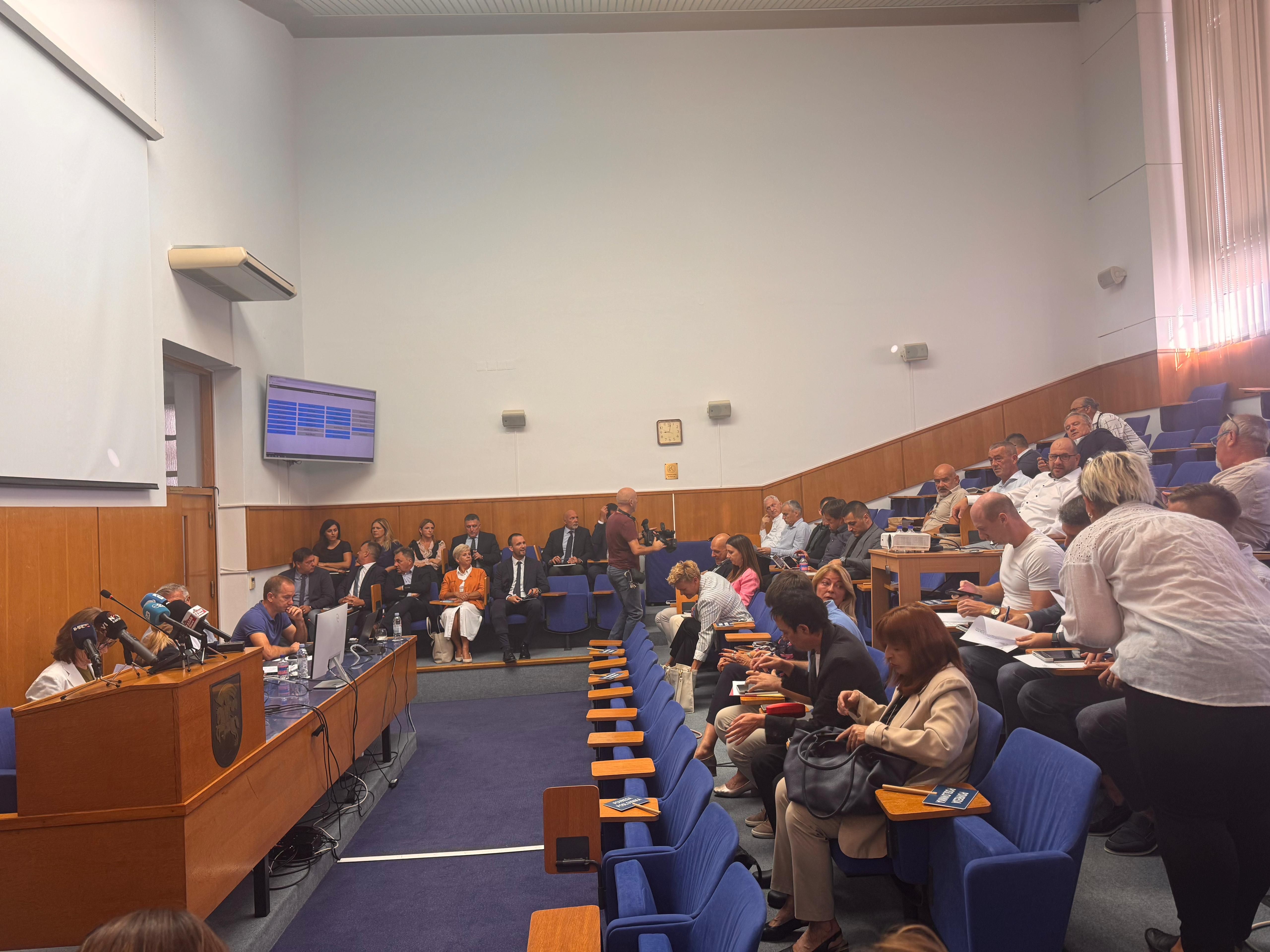 BURNA RASPRAVA NA SJEDNICI GRADSKOG VIJEĆA Dunatov: "Spavamo s glavom u kontejneru"