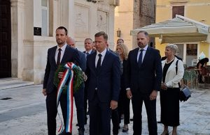 Položen vijenac na spomen obilježju na Narodnom trgu