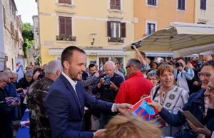 Zadranima podijeljene zastave uoči Dana obrane grada foto: grad Zadar