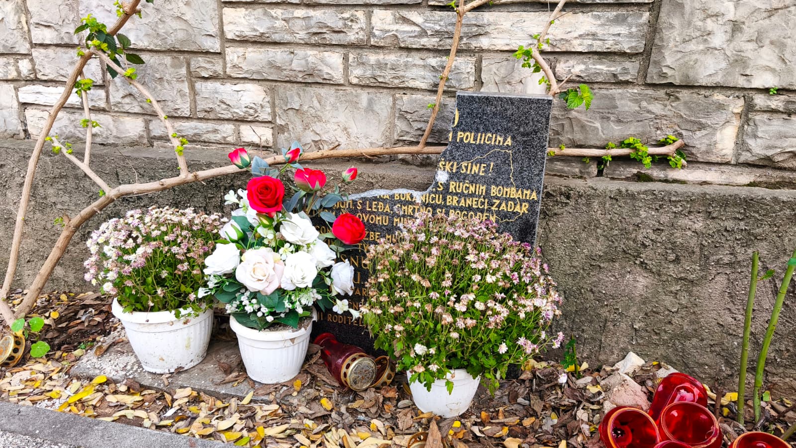 Erlić osudio vandalski čin na spomen ploči hrvatskom branitelju