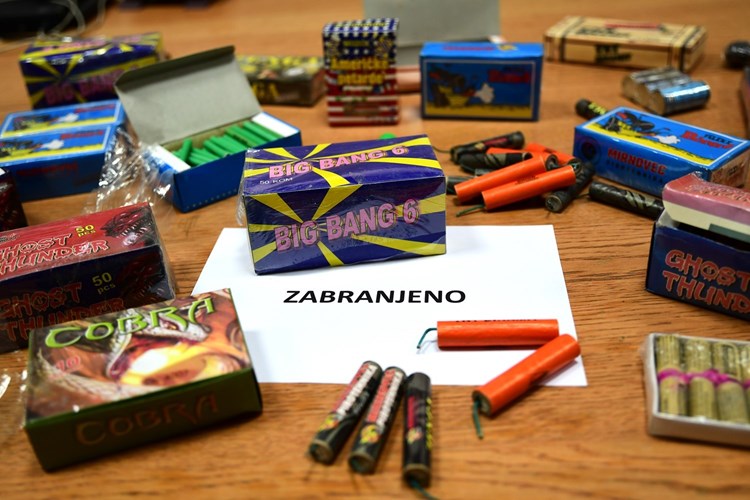PIROTEHNIČKA SREDSTVA NISU IGRAČKE Od dvojice maloljetnika oduzeta pirotehnička sredstva kategorije F2