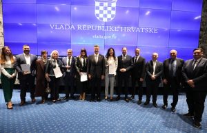 VELIKI DAN ZA VIRSKO ŠKOLSTVO U Zagrebu potpisan ugovor o dodjeli bespovratnih 3,5 milijuna eura za novu školu u Viru