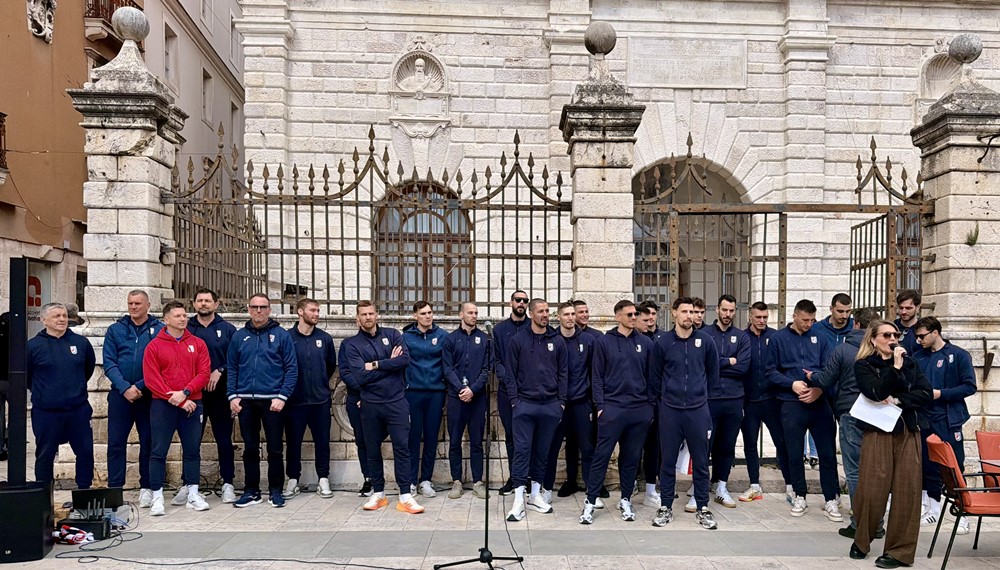 Rukometaši na Narodnom trgu uživali u suncu i druženju s navijačima