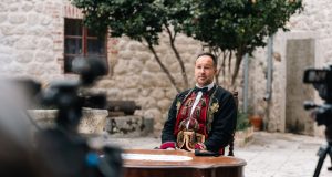 “DOBROTSKA ČIPKA I TORTA, BAŠTINA KOJA POVEZUJE” Premijera filma koji čuva baštinu bokeljskih Hrvata premijerno u Kneževoj palači